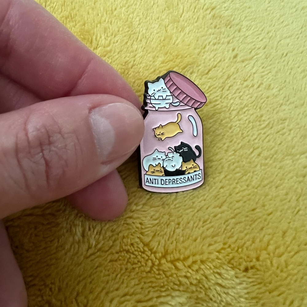 Cute cat antidepressant bottle pin brand new ✨